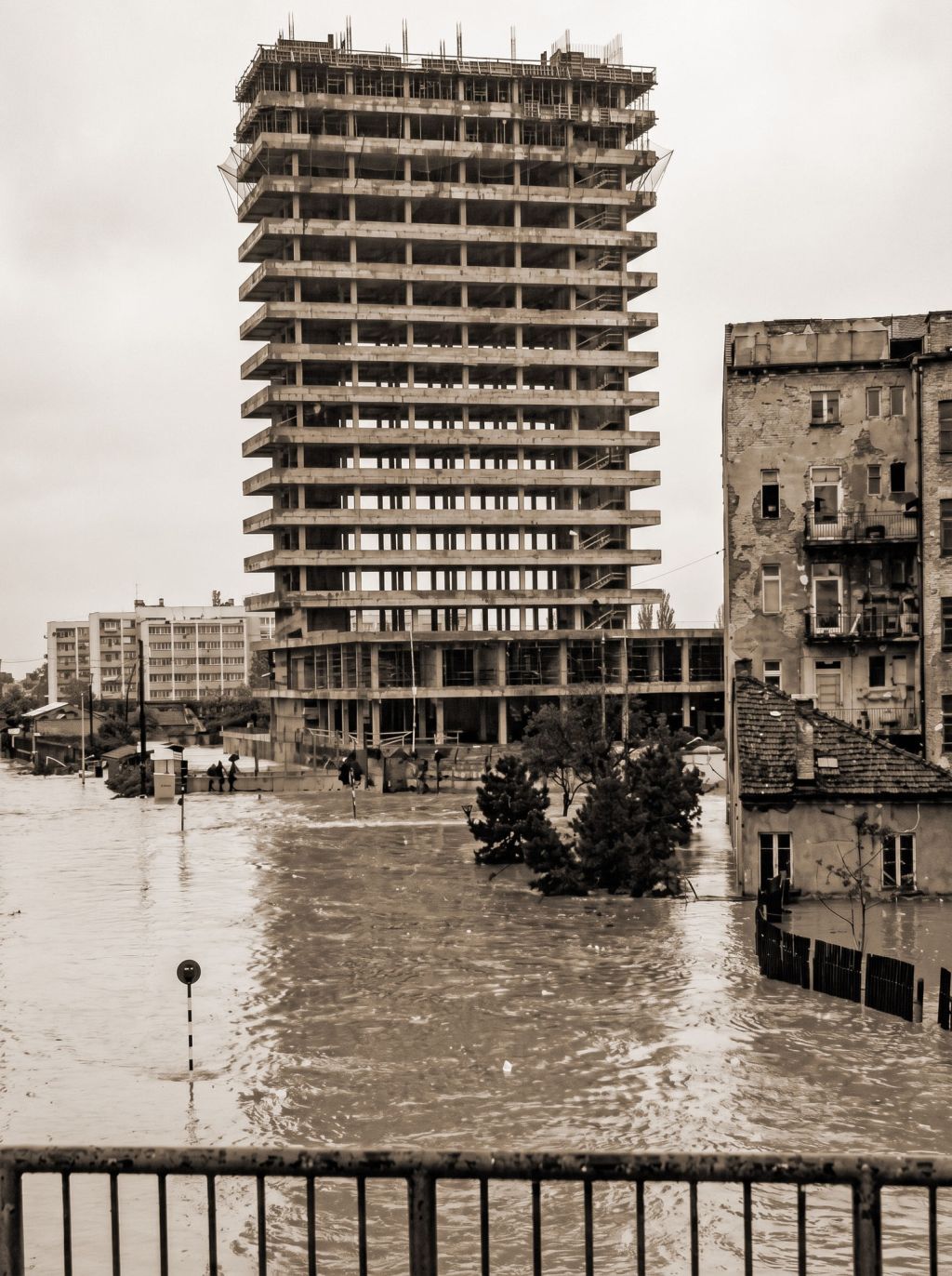 Vjesnikov neboder u izgradnji u jutro poplave 1964. godine. Križanja Savska-Slavonska